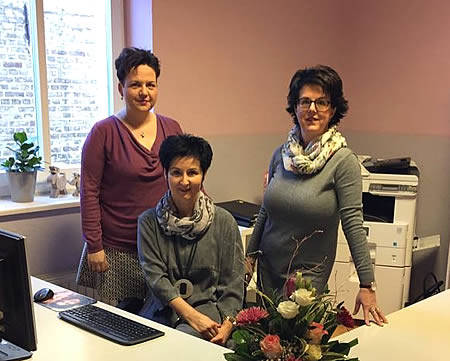 Betreuerin Franka Rump und Verwaltungsmitarbeiterin Peggy Schleupner und Betreuerin Heike Domian